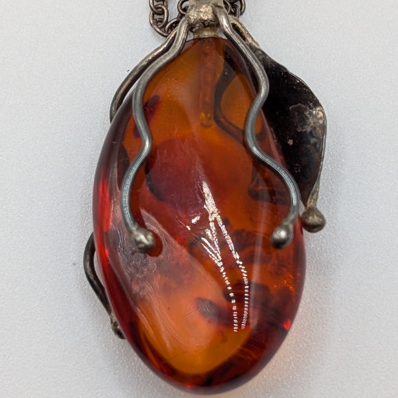 Vintage Baltic Amber Pendant with Silver-Tone Leaf Design – Warm Cognac Glow - Picture 4 of 9